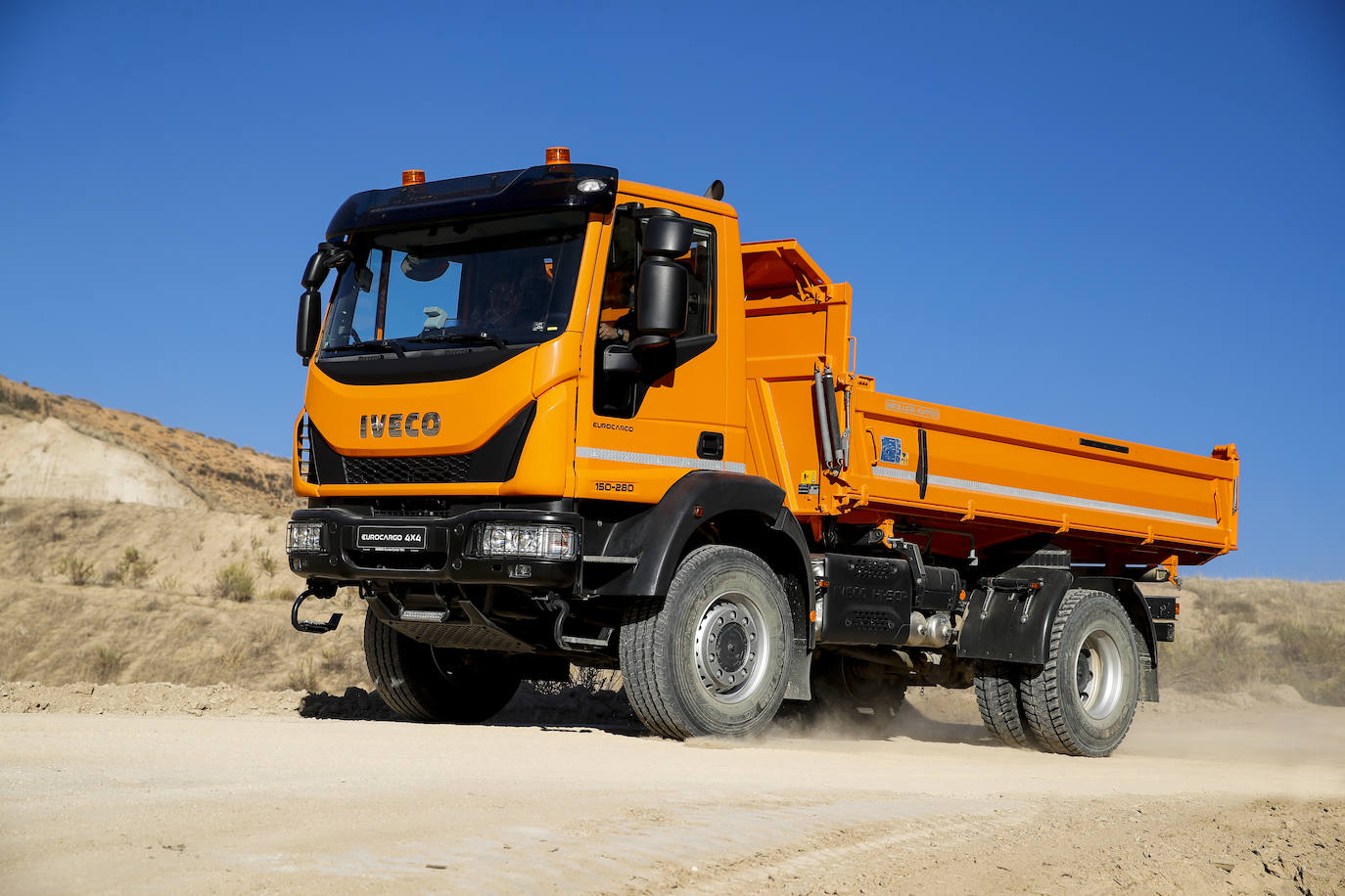 El IVECO Eurocargo 4x4 ha sido diseñado para ofrecer un óptimo rendimiento en las condiciones más exigentes, tratándose de una excelente solución para el sector de la construcción. Está disponible con cabina corta y con cabina larga con techo estándar. La masa total del vehículo puede ser de 11,5 toneladas o de 15 toneladas, con una distancia entre ejes de entre 3.240 y 4.150 mm.