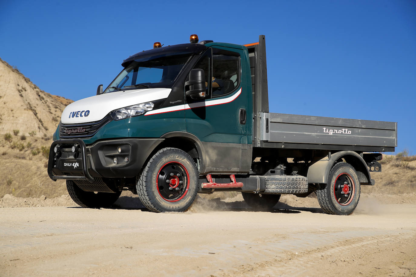 Basada en la ya de por sí imponente versión 4×4 de la Daily, la Tigrotto es una combinación entre una versión de chasis cabina y una pick-up