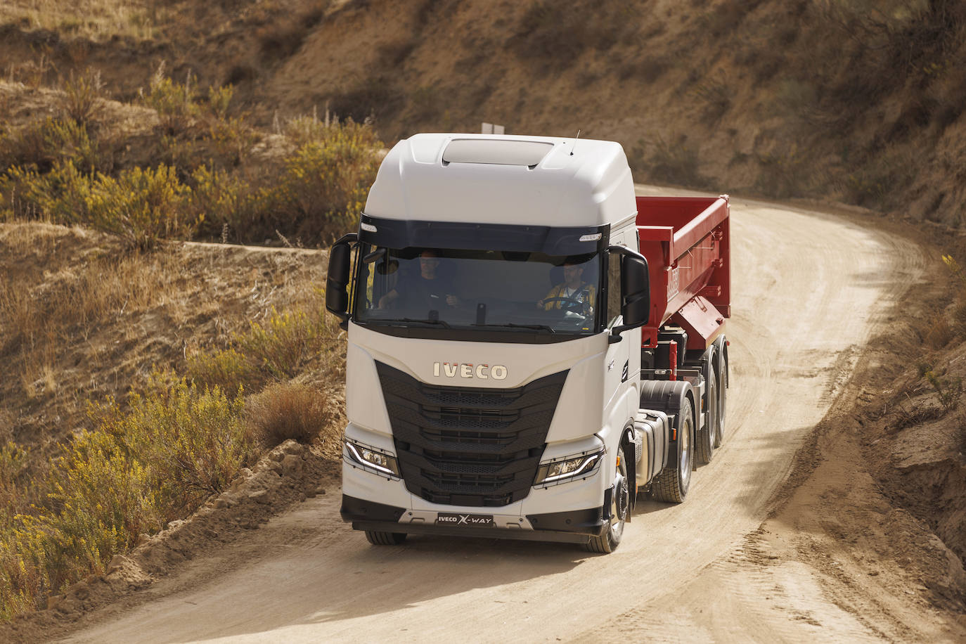Los IVECO T-WAY y X-WAY se fabrican en Madrid. La Planta de IVECO Madrid sigue la metodología World Class Manufacturing (WCM), un sistema integrado que tiene como objetivo la satisfacción del cliente a través de la organización y optimización de los procesos de producción y logística, como lograr cero accidentes, cero fallos, cero pérdidas y cero residuos. No en vano, la fábrica madrileña ostenta el más alto estándar de excelencia productiva en vehículos industriales pesados con la consecución del nivel Gold