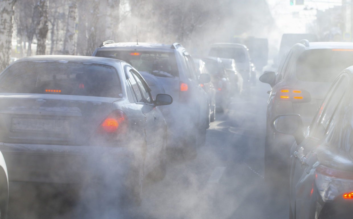 Emisiones de vehículos en un atasco