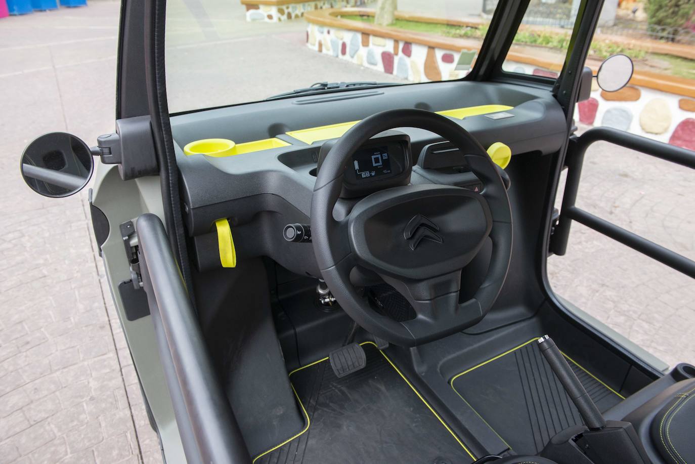 Para reafirmar aún más su estilo, My Ami Buggy cuenta con ruedas en color dorado perforadas de 14" con cubre bujes decorativos color negro específicos para esta versión