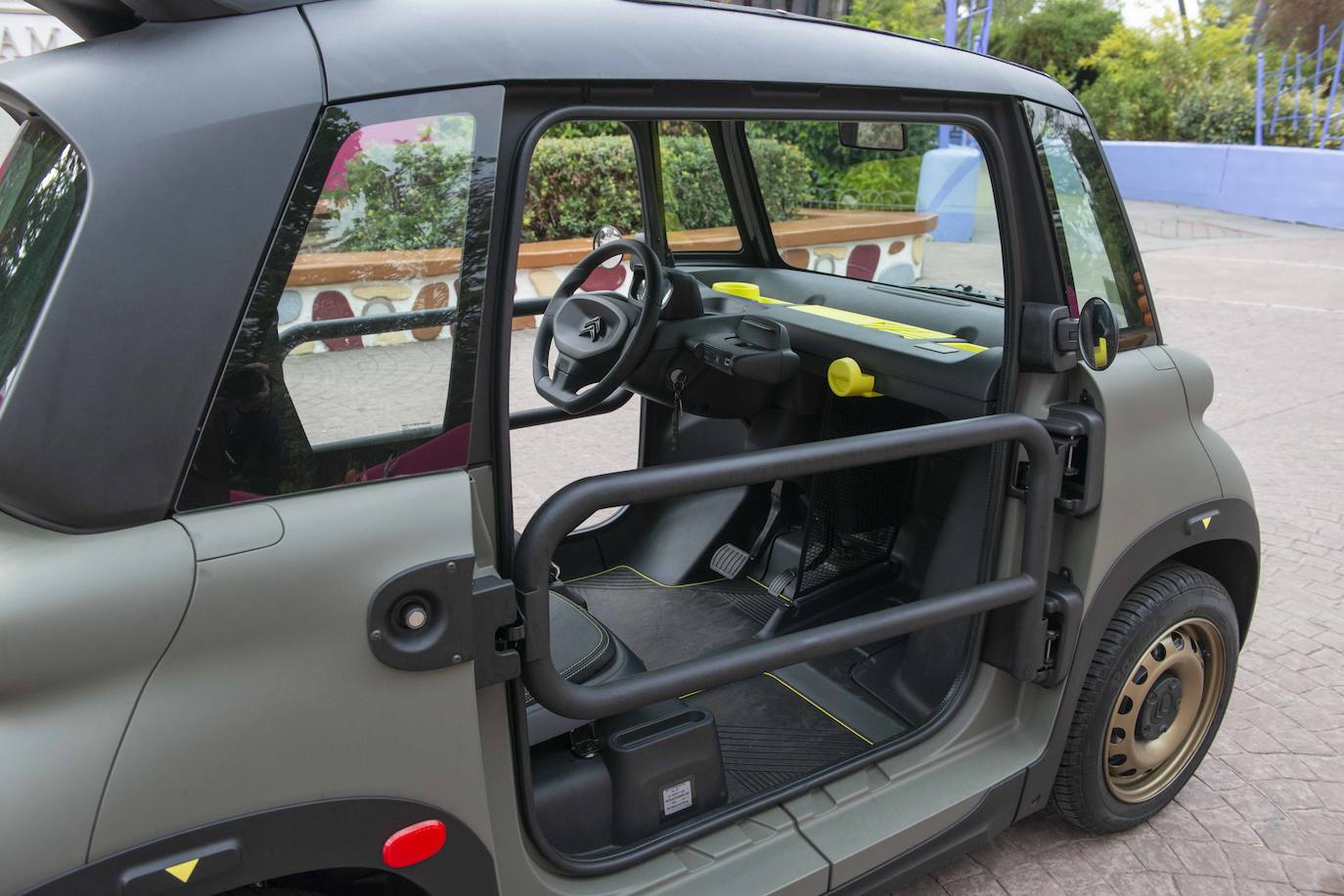 Los asientos, cubiertos de un tejido técnico color negro y realzado con unas costuras amarillas, invitan a los ocupantes a tomar asiento