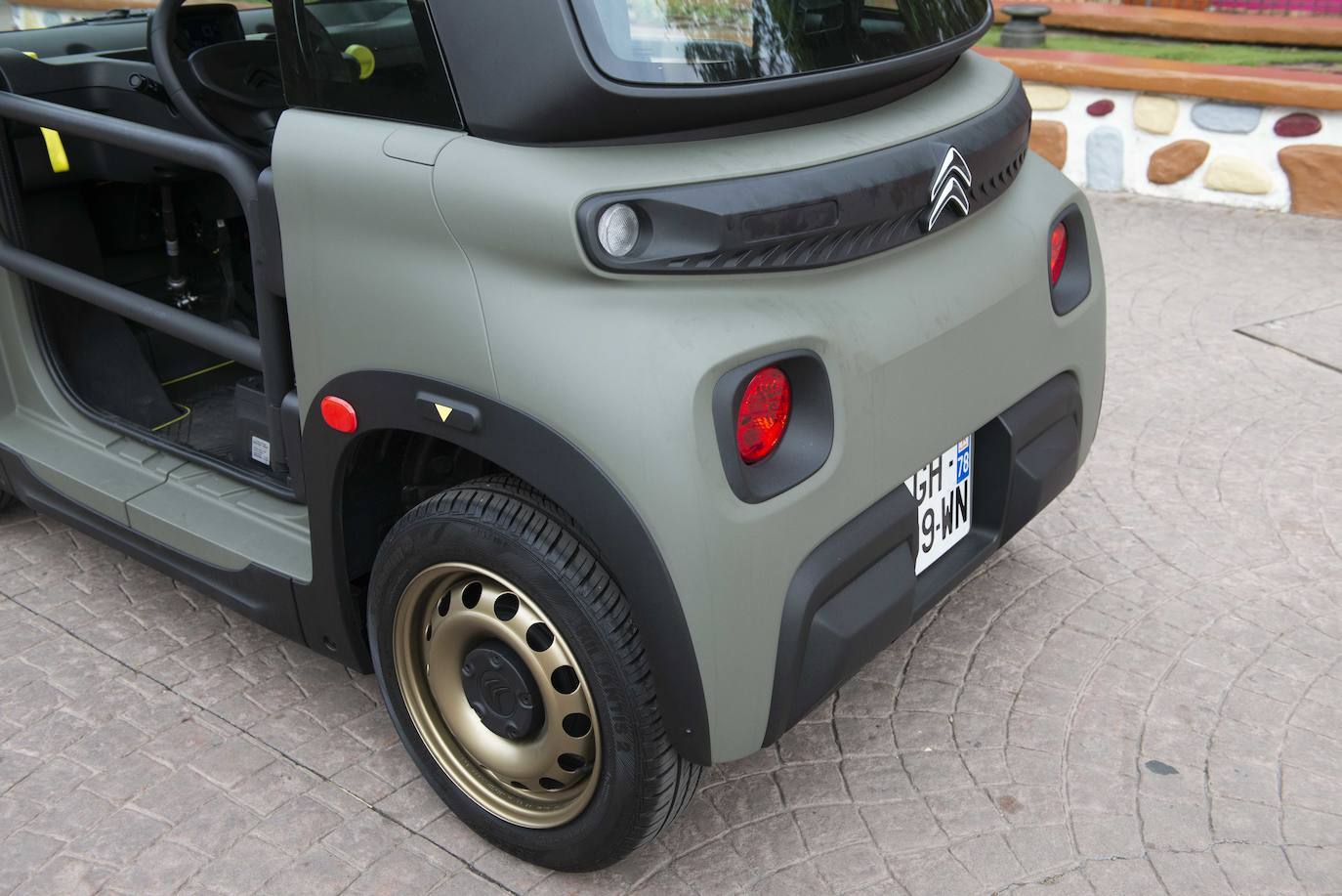 En cuanto al techo descapotable, éste está formado por una capota en color gris claro, en referencia al Mehari o al 2CV. Este tejido protector es enrollable, con una buena densidad, impermeable y con tratamiento anti UV para proteger al conductor y al acompañante tanto de los rayos solares como de las inclemencias del tiempo