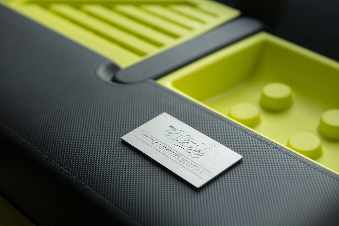 Los accesorios de protección en color negro ofrecen confianza y refuerzan la sensación de robustez. Este equipamiento en color negro es una firma gráfica de esta versión y contrasta con el nuevo esquema de color verde