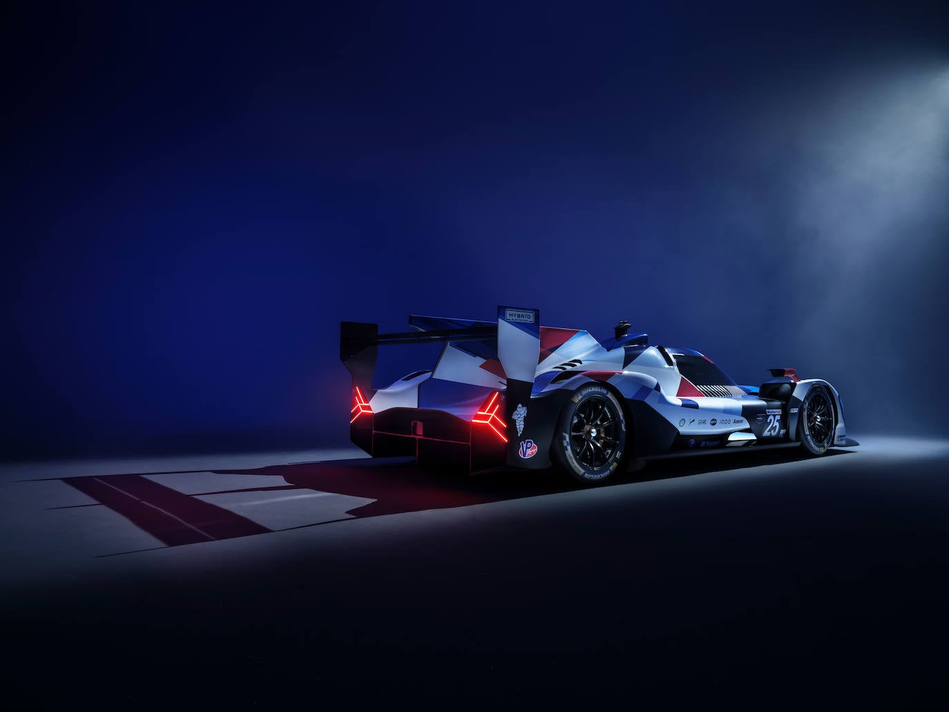 BMW M Motorsport se convertirá en el primer fabricante del mundo en poner a disposición de la comunidad de carreras en simulador de su nuevo automóvil LMDh, el BMW M Hybrid V8.