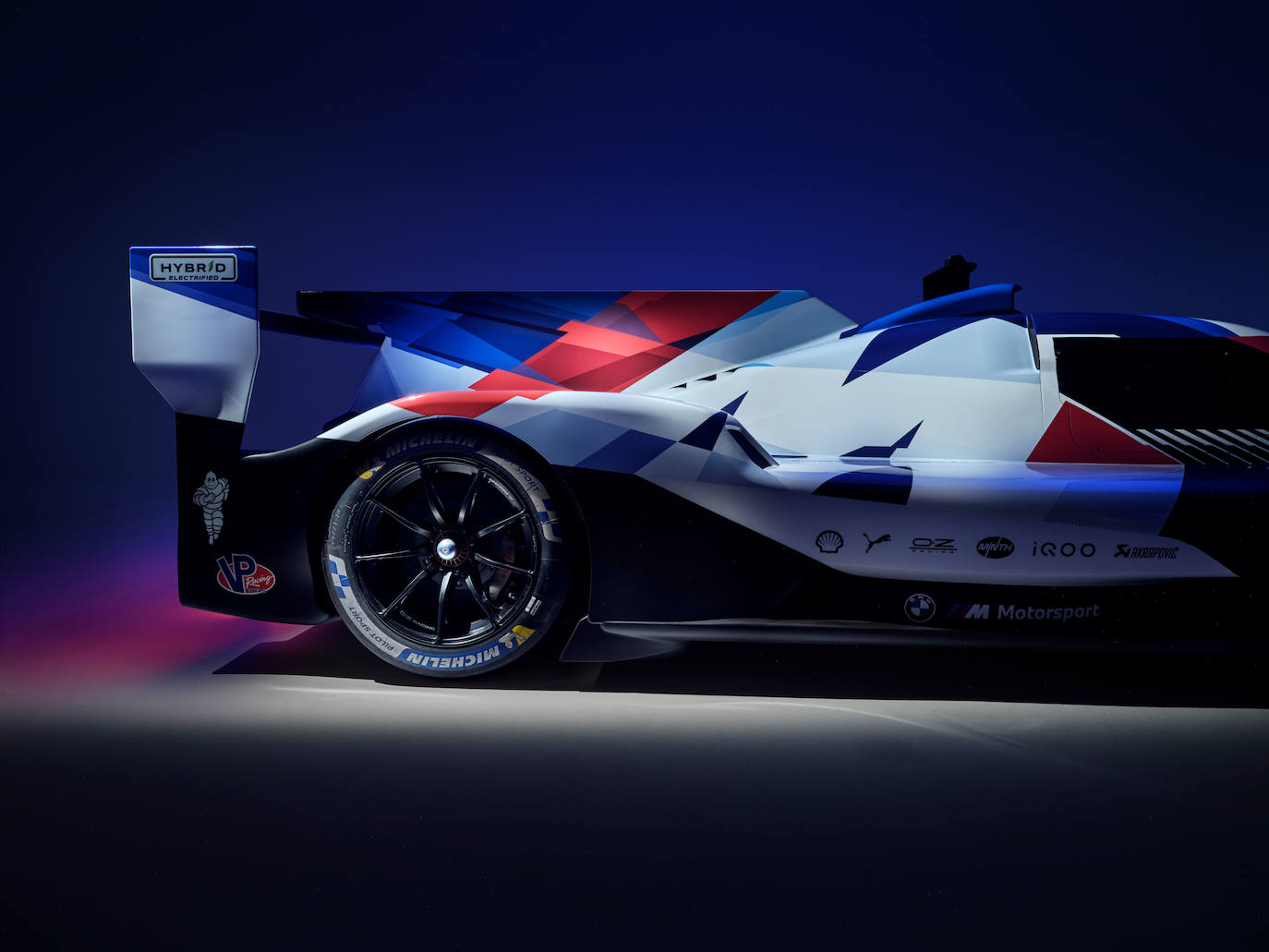 BMW M Motorsport se convertirá en el primer fabricante del mundo en poner a disposición de la comunidad de carreras en simulador de su nuevo automóvil LMDh, el BMW M Hybrid V8.