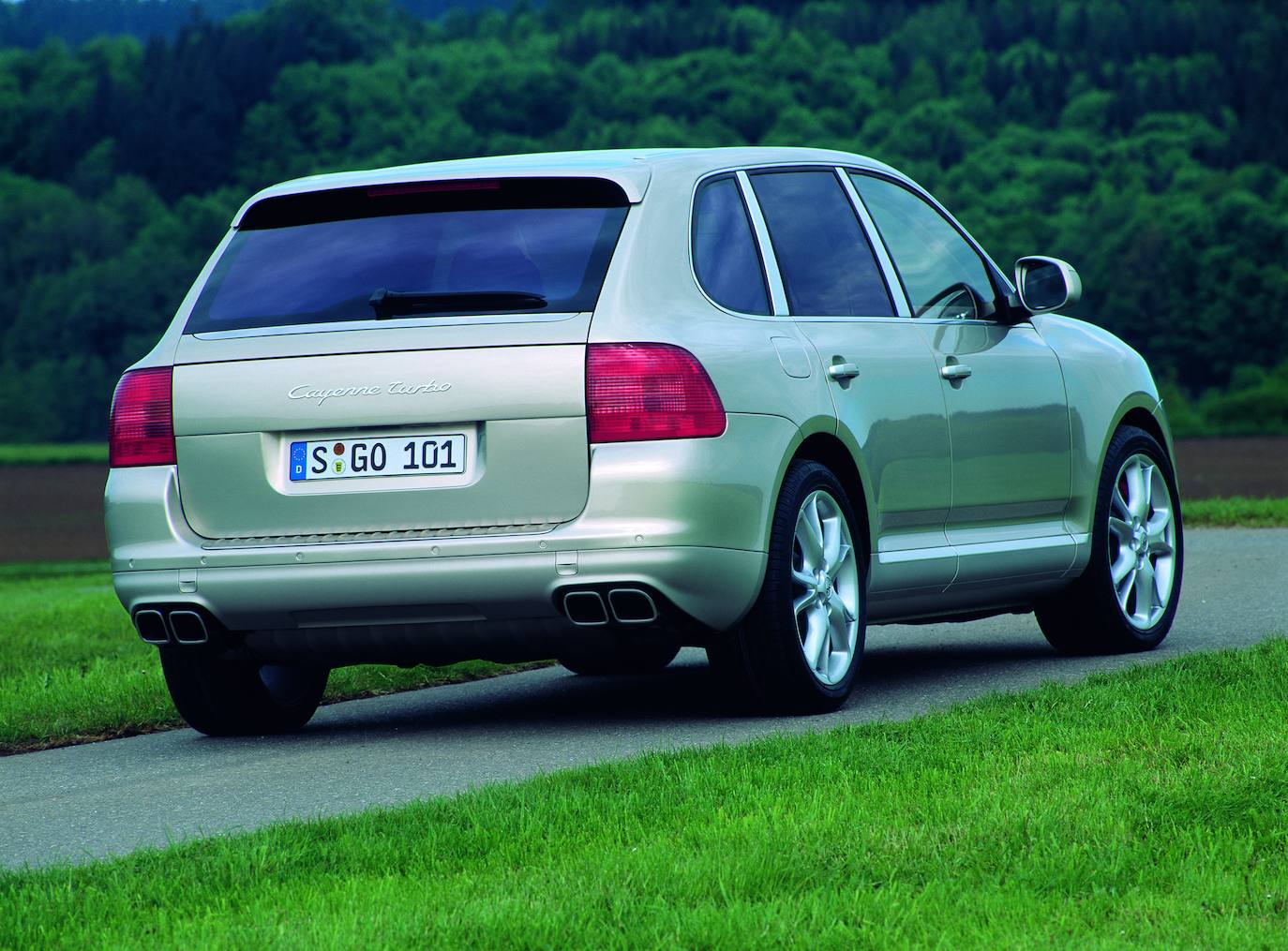 Lo que no era tan habitual era realizar pruebas fuera de carretera, aunque las condiciones también resultaban ideales para ello. Ese centro de actividades de todoterreno que interesó a Porsche estaba en el municipio de Basella (Lérida), dentro de la comarca del Alto Urgel. Parte del término municipal, incluyendo el antiguo núcleo urbano, había quedado inundado tras la construcción del embalse de Rialb. El centro de actividades estaba precisamente alrededor de ese punto.