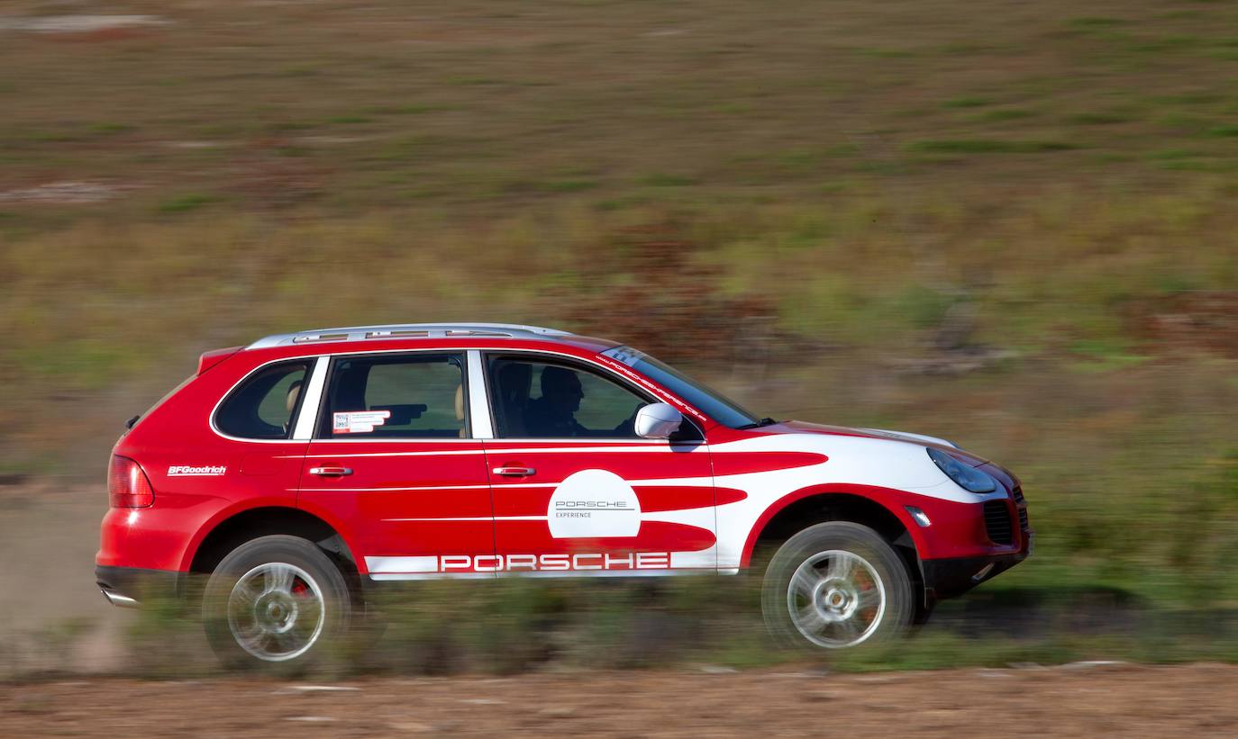 Una de las primeras dificultades era encontrar las localizaciones adecuadas para pruebas. Aparte de zonas de frío y calor extremos, fue preciso buscar un lugar relativamente cercano a Alemania para facilitar la logística, con pistas y terrenos variados, suficientemente extensa y que ofreciera la privacidad neccesaria.