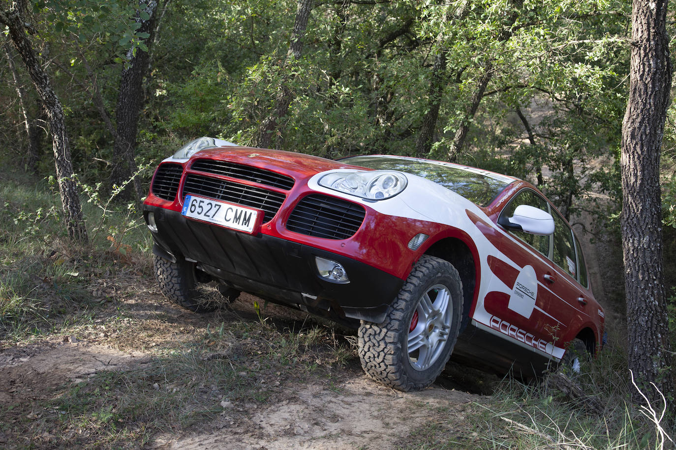 Por casualidad, un miembro del equipo de Porsche se fijó en un anuncio alemán donde se ofrecían experiencias de conducción todoterreno en España. El promotor era un aficionado al mundo de las motos y coches de campo que, a principios de los 90, descubrió Basella y se enamoró de ese entorno.