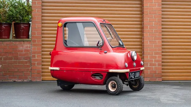 Its reduced dimensions and only 59 kilos of weight, the Peel 50 is the smallest motorized car in the world