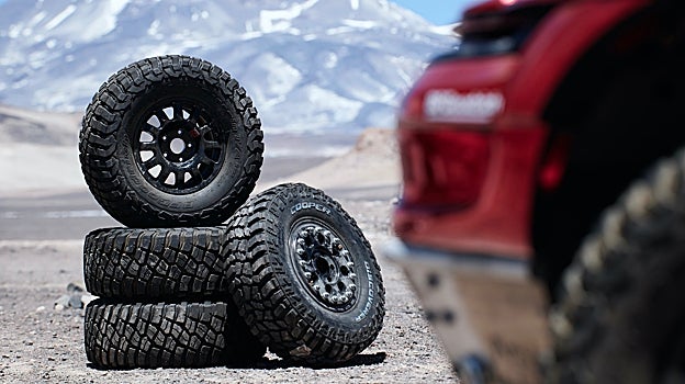 Los coches se equiparon con barras antivuelco, asientos de fibra de carbono y arneses