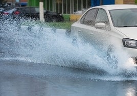 La multa que te pueden poner por salpicar a un peatón con el coche