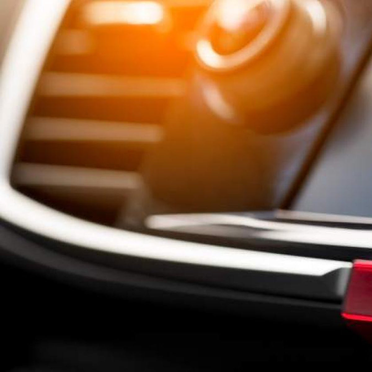 La DGT avisa: multa de hasta 200 euros por usar de esta forma los intermitentes