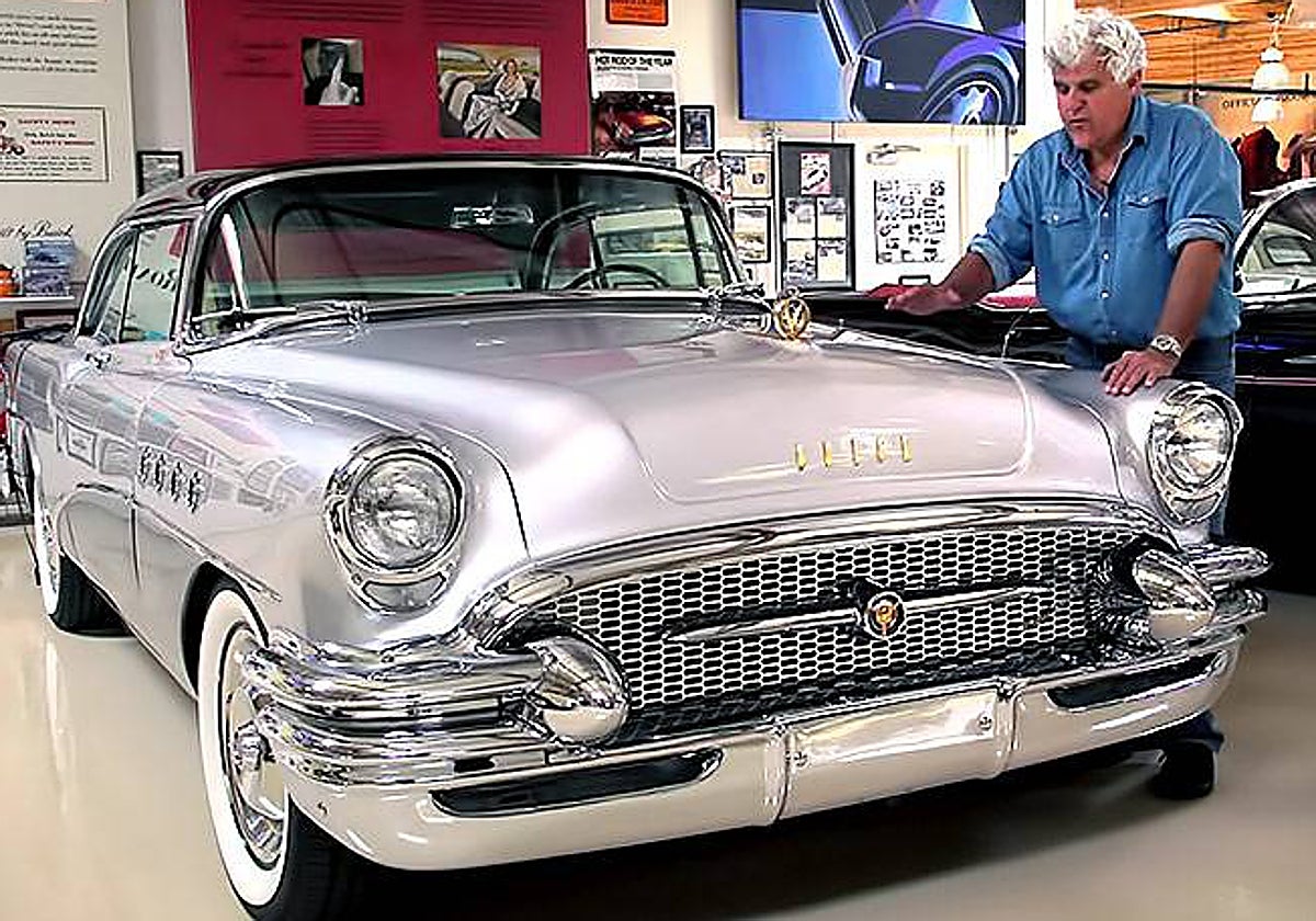 El presentador Jay Leno junto a un Buick del 55
