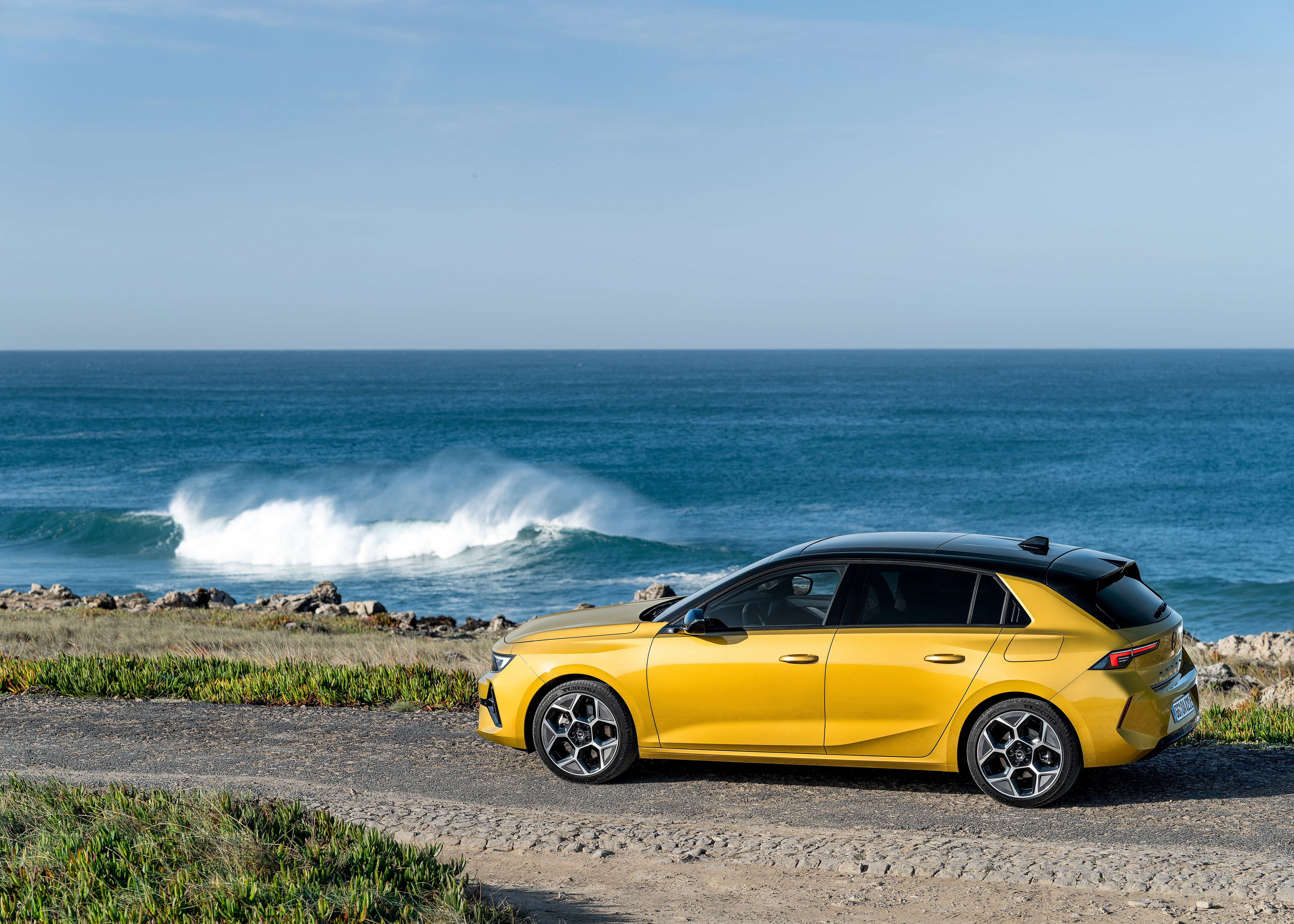 Opel Astra. El modelo alemán de Stellantis llega a España con versiones gasolina, diésel, y por primera vez híbrido enchufable, con carrocerías de 5 puertas y familiar. Con una longitud de 4.374 mm , una anchura de 1.860 mm y un volumen de maletero de 422 litros, tiene un aspecto enfocado a quienes buscan características deportivas y familiares.