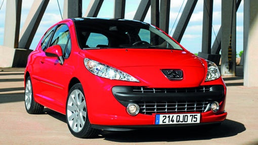 En una de las votaciones más reñidas de la historia del premio, dos modelos, Peugeot 207 y Citroën C4 Picasso, obtienen la misma puntuación: 165. Pero según las bases del premio, en este caso resultó ganador el 207, tras obtener 13 máximas puntuaciones. Desde que el modelo ganador fue lanzado al mercado en primavera, tuvo una gran acogida entre los usuarios superando las 25.000 unidades vendidas en España. Este año 2007  Steve Jobs sorprendió al mundo con el primer iPhone; y durante tres eternas semanas, el fuego devoró 35.000 hectáreas cebándose con Gran Canaria y Tenerife.