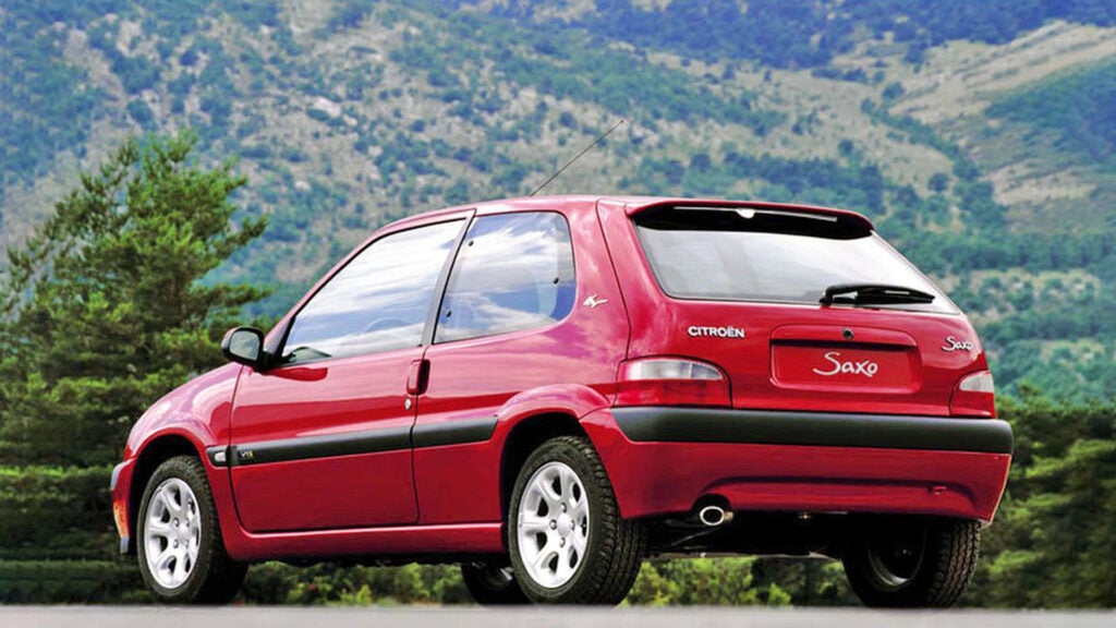 Sustituir al Citroën Saxo no era una tarea fácil, pero Citroën supo reinventar por completo su vehículo urbano con un coche original en 2003. El C3 ofrecía rasgos y proporciones inusuales, con un comportamiento cómodo y dinámico, y dotándole de un mayor espacio en su interior y en el maletero. También destacó por ser uno delos coches pequeños del mercado con mejor equipamiento -aunque muchos elementos eran opcionales. Muere la oveja Dolly y es el fin de «El Escarabajo»: El último VW original sale de la línea de montaje.