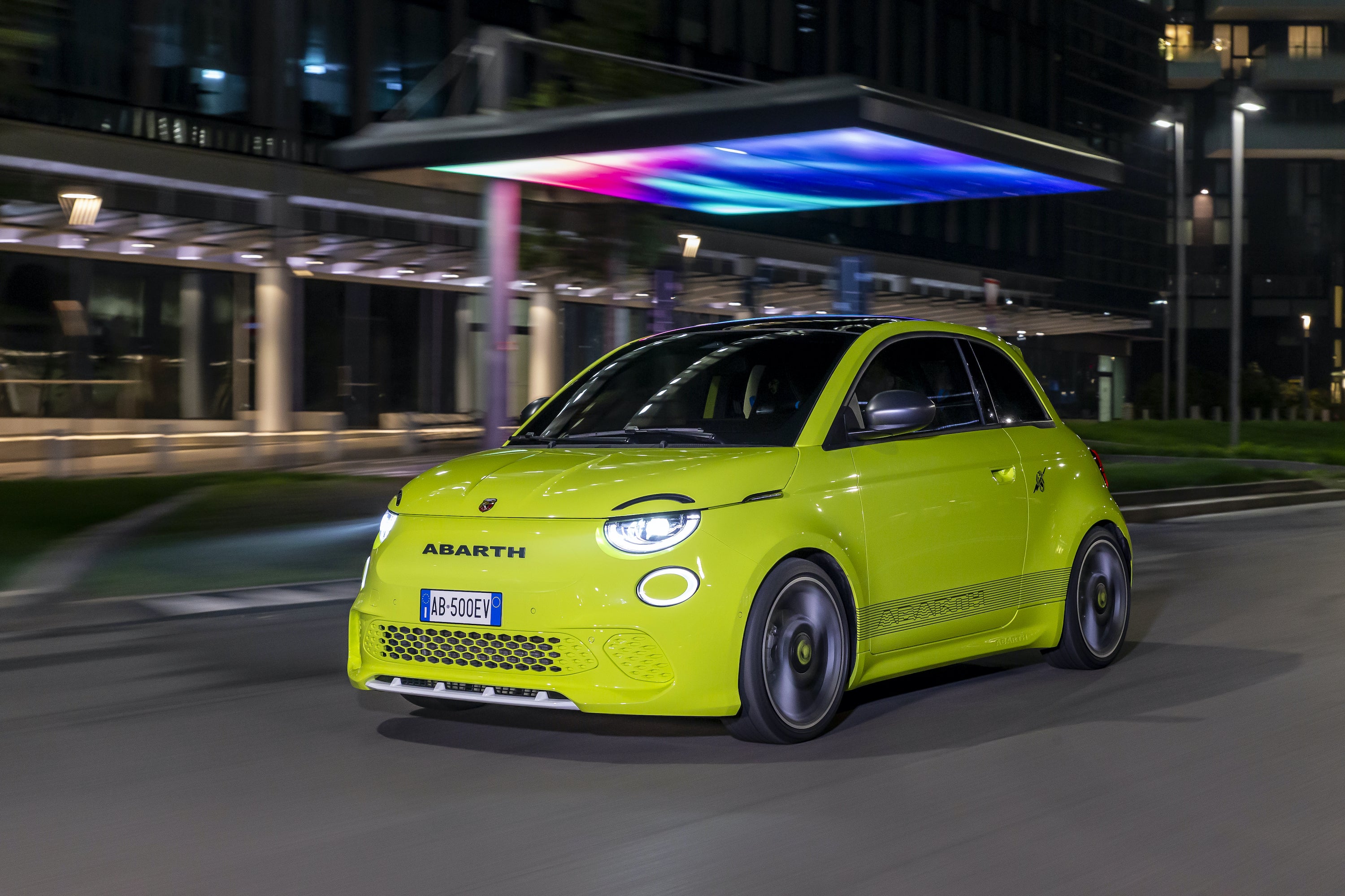 El nuevo Abarth 500e está equipado con una potente batería de 42 kWh, que ofrece 113kW/154 CV, al combinar las prestaciones del Escorpión con la innovación de la movilidad eléctrica. Es más, acelera de 0 a 100 km/h antes de que te des cuenta, en solo 7 segundos. Cuenta con la mejor aceleración en su tipo y, a la vez, garantiza emisiones cero.