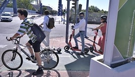 Normas a seguir para no llevarte un multa por ir en bici o patinete eléctrico