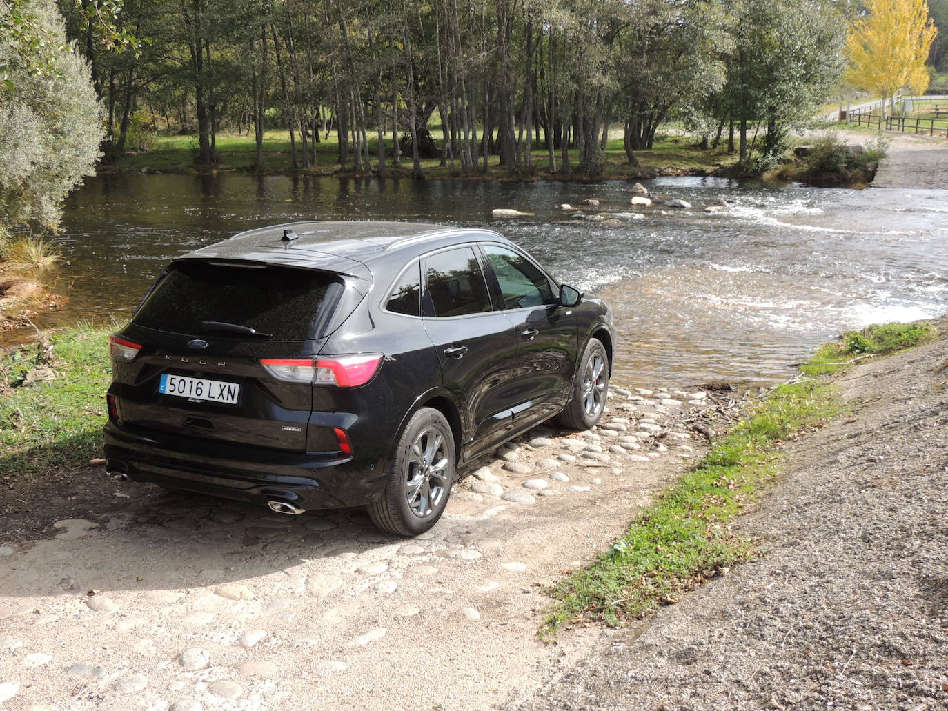 Esta versión equipada con un motor de 2,5 litros, de 225 CV y con el acabado superior Vignale, a la venta por 42.735 € (aunque la gama híbrida enchufable arranca en los 37.848, y el modelo Kuga está a la venta por unos 28.000 euros en su versión de gasolina y 120 CV).