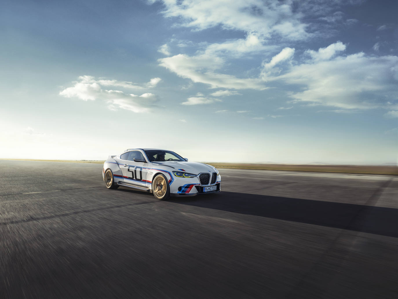 El BMW 3.0 CSL se produce en una edición estrictamente limitada. Con motivo del aniversario, se pondrán a la venta exactamente 50 unidades numeradas consecutivamente de este modelo especial.