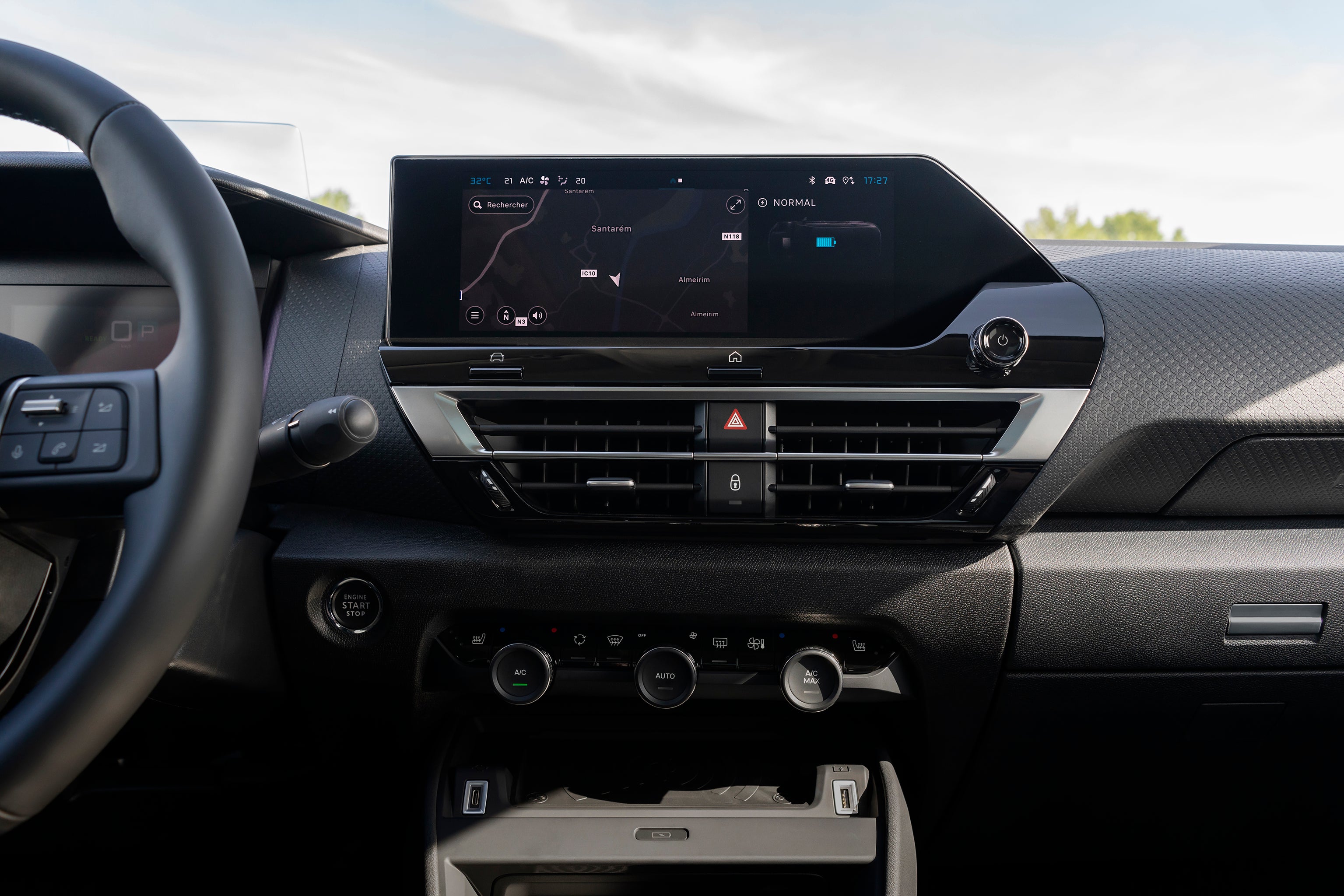 El acabado tope de gama mejora aún más el confort del conductor y de los pasajeros con un Head-up Display a color, retrovisor interior electrocrómico, soporte Citroën Smart Pad, reposabrazos central trasero con ventana portaesquís y volante de cuero integral (calefactado en la versión eléctrica). El acabado Shine está equipado con la última generación de sistemas de navegación y servicios conectados con ‘My Citroën Drive Plus’, una interfaz intuitiva y personalizable accesible a través de una pantalla táctil HD de 10". En cuanto a seguridad, el Shine cuenta con los ‘Pack Safety 2’ y ‘Pack Drive Assist’.