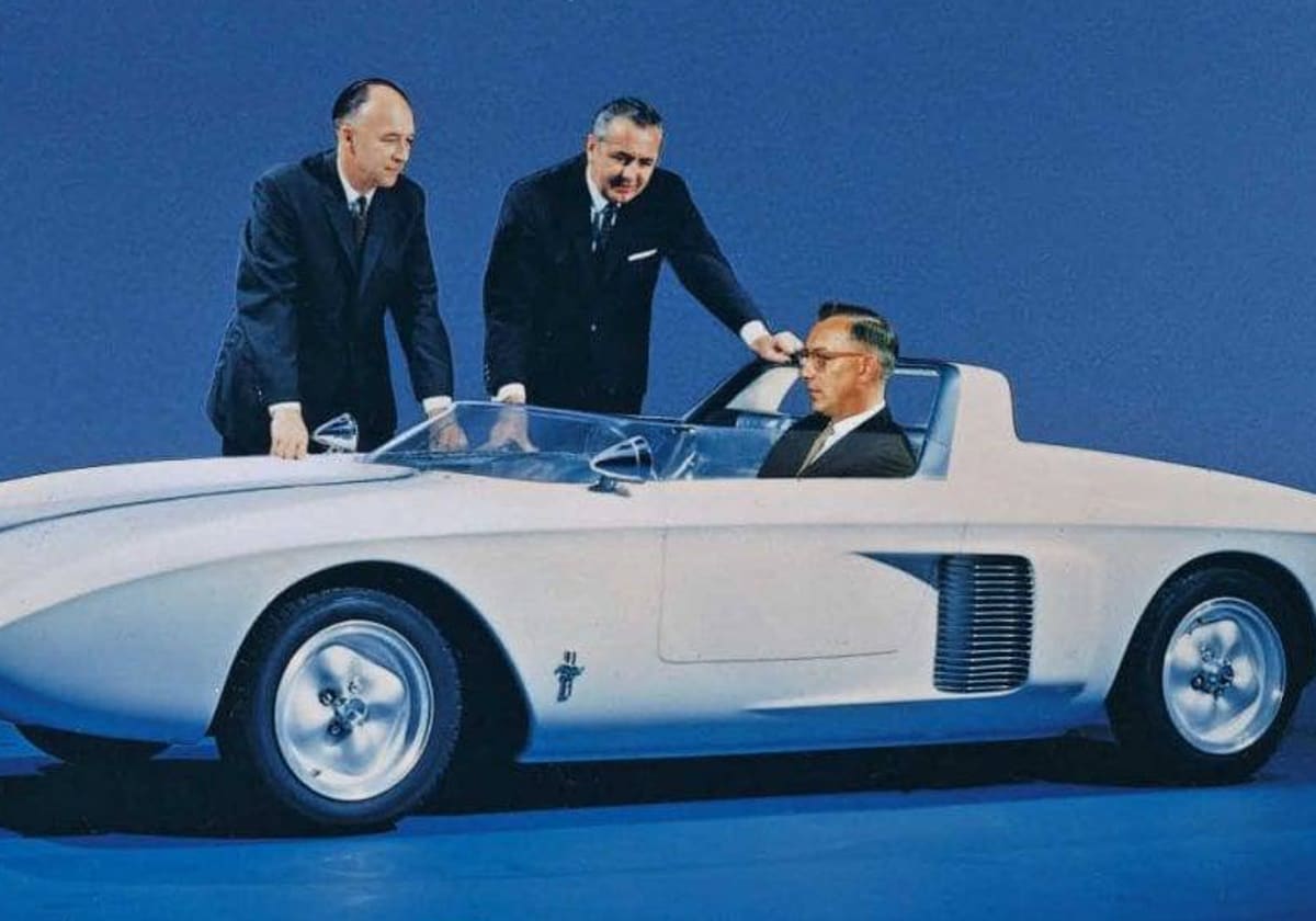 El Mustang Concept 1 (de izquierda a derecha) rodeado por el vicepresidente de ingeniería de Ford, Herb Misch, el jefe de diseño Eugene Bordinat y el ingeniero de chasis Roy