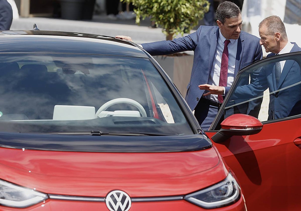 El entonces CEO del Grupo VW, Herbert Diess, junto con Pedro Sánchez en Sagunto