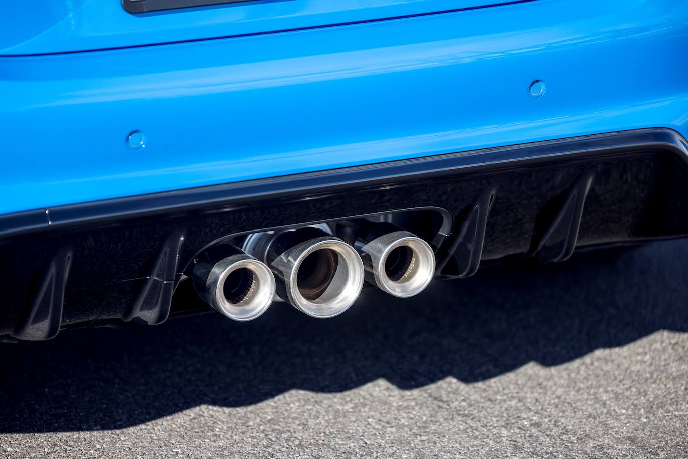 En la parte trasera, el nuevo diseño del difusor se une al nuevo alerón para incrementar aún más la carga aerodinámica, al tiempo que contribuye a eliminar la resistencia del aire. El alerón trasero, instalado en nuevos soportes de aluminio fundido, es más ancho y más bajo que el del modelo anterior, lo que contribuye a realzar la nueva y elegante línea de techo.