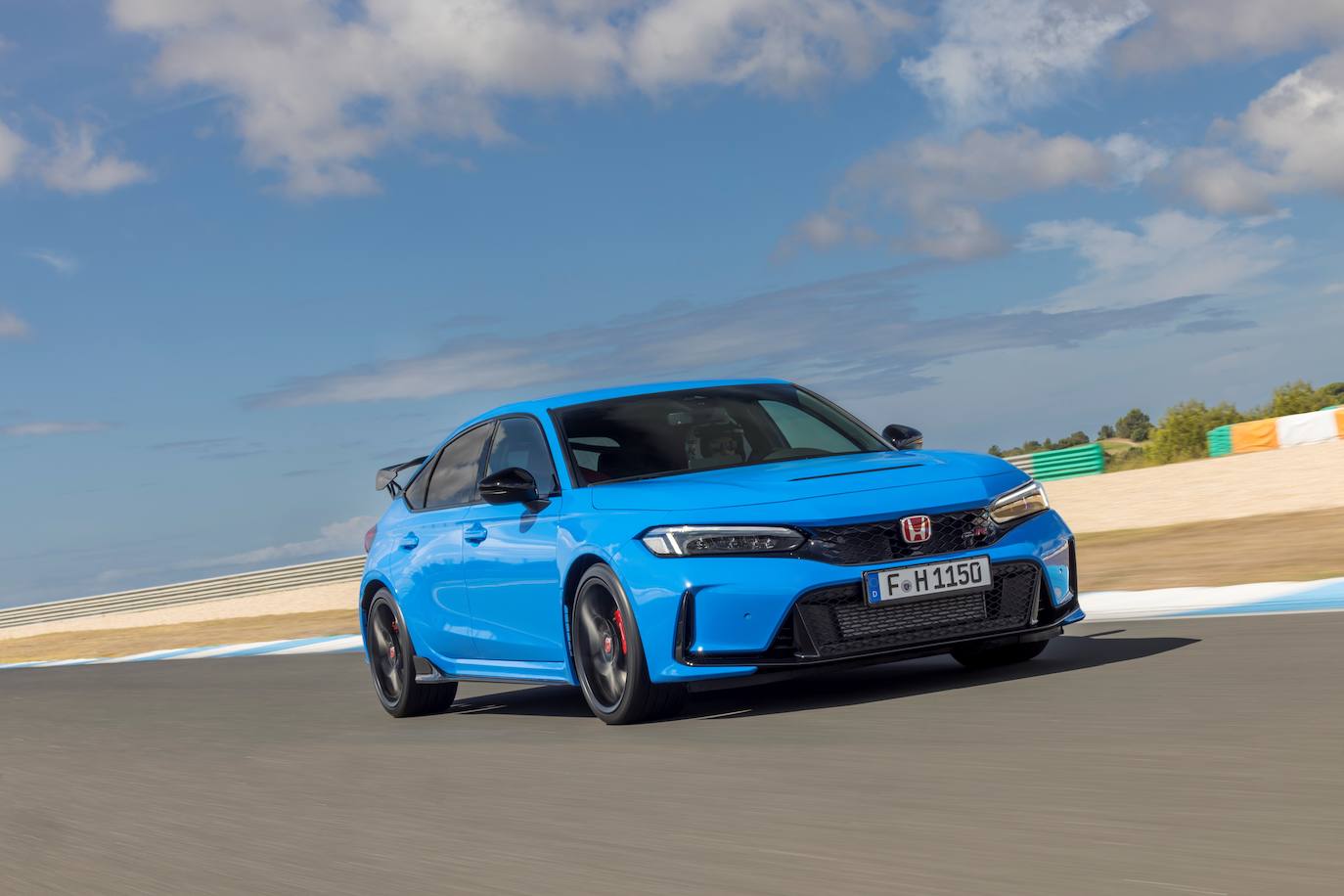 Todas las partes funcionales del vehículo tienen un acabado negro brillante, incluidas la parrilla delantera, el difusor trasero y la parte central del alerón trasero, lo que acentúa el diseño basado en el rendimiento del automóvil. La variedad de colores disponibles para la carrocería rinde homenaje al legado de competición de Honda, incluidos el emblemático blanco Championship White, además del rojo Rallye Red metalizado, el azul Racing Blue, el negro Crystal Black y el gris Sonic Grey Pearl.