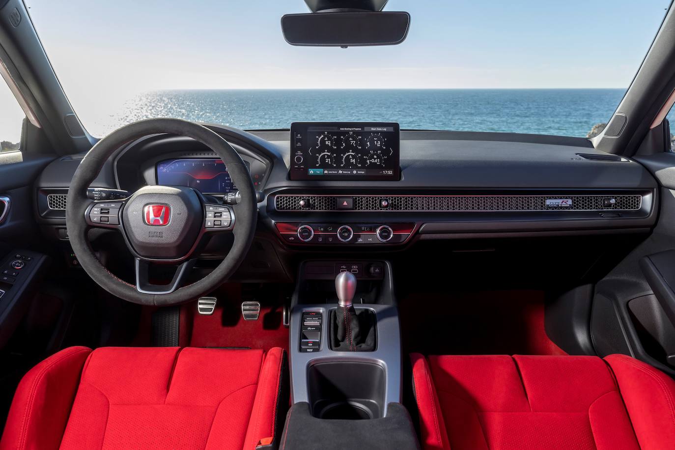 El nuevo Civic Type R cuenta con un motor turboalimentado VTEC revisado de cuatro cilindros y 2,0 litros, que incorpora diversas tecnologías procedentes del mundo de la competición. Estas tecnologías mejoran la potencia, el par y la respuesta más allá de las prestaciones, incluso de la versión Limited Edition del modelo anterior, de gran ligereza.