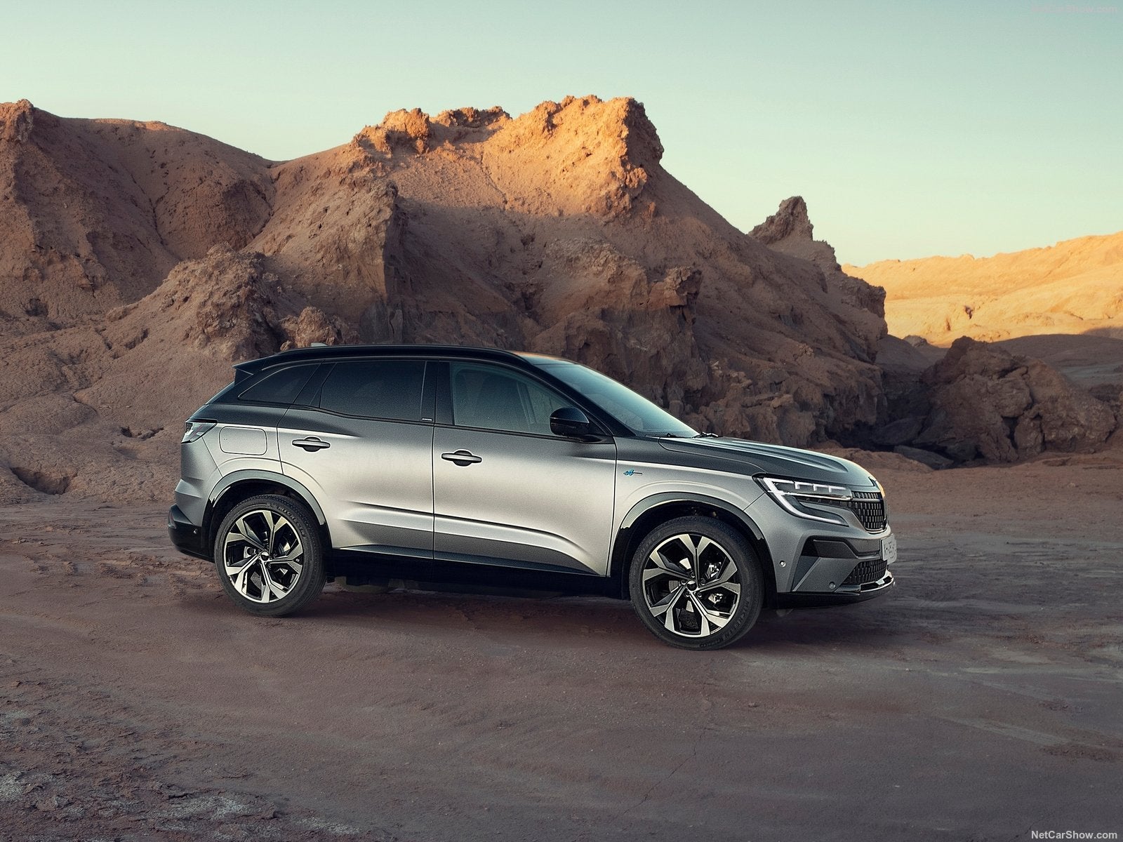 Tecnológico, eficiente y conectado, el Renault Austral, el nuevo SUV electrificado 'Made in Spain' de la marca para la reconquista del segmento C. Con 4,51 metros de longitud y cinco plazas, reemplaza al Kadjar. Tiene un gran maletero de entre 500 y 430 litros. Está disponible en una gama 100% electrificada, con mecánicas de gasolina Mild Hybrid e híbridas de 140 a 100 CV, con un precio de partida de 30.900 euros.