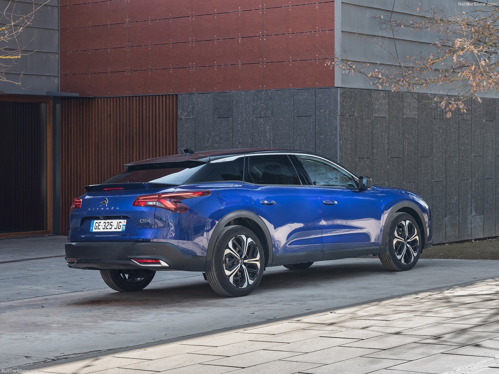 Con el lanzamiento del Citroën C5 X, un nuevo concepto de automóvil aterriza en el segmento D ya que sin perder de vista la elegancia y el estatus que se asocia a las berlinas, su altura, un capó de grandes dimensiones y sus ruedas de 720 mm le asocian al mundo de los SUV. Tiene cinco puertas, mide 4,81 metros de longitud. Hay una versión híbrida enchufable con 225 caballos y más de 50 kilómetros de autonomía eléctrica, y también está disponible con motor de gasolina de 131 y 181 CV.