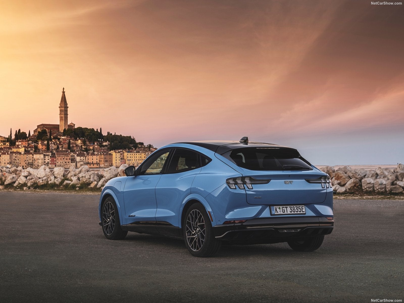 El Ford Mustang Mach-E GT es la versión más excitante y centrada en el conductor del nuevo SUV totalmente eléctrico de Ford. El motor del Mach-E GT ofrece hasta 487 CV, 860 Nm de par y una aceleración de 0 a 100 km/h en 3,7 segundos. La especificación Premium incluye un estilo de carrocería exclusivo, opciones de pintura Cyber Orange y Azul Grabber, llantas de aleación de 20 pulgadas, pinzas de freno rojas y asientos Ford Performance.