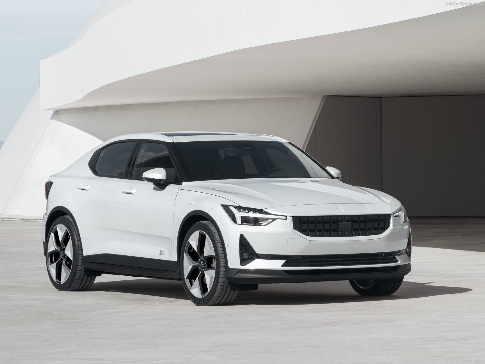 La nueva marca debuta en España con el Polestar 2, un coche eléctrico del segmento premium y carrocería de cinco puertas que se comercializa desde 47.190 euros. Tecnología, diseño y eficiencia son sus cartas de presentación para captar clientes, unido a una autonomía de hasta 540 kilómetros. Hay versiones con tracción delantera o total.