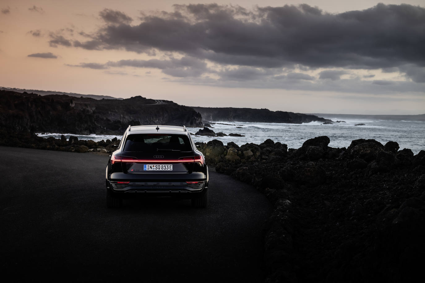 Todas las versiones del Audi Q8 e-tron incorporan de serie la función Plug & Charge, que permite la autentificación automática del vehículo en las estaciones de recarga compatibles y su activación con tan solo conectar el cable de carga, realizándose la facturación de forma automática.