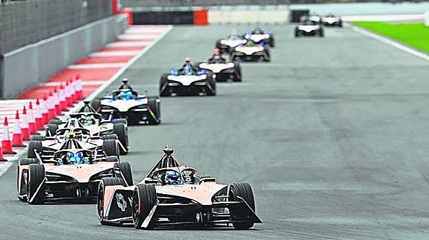 Simulación de una carrera en Cheste