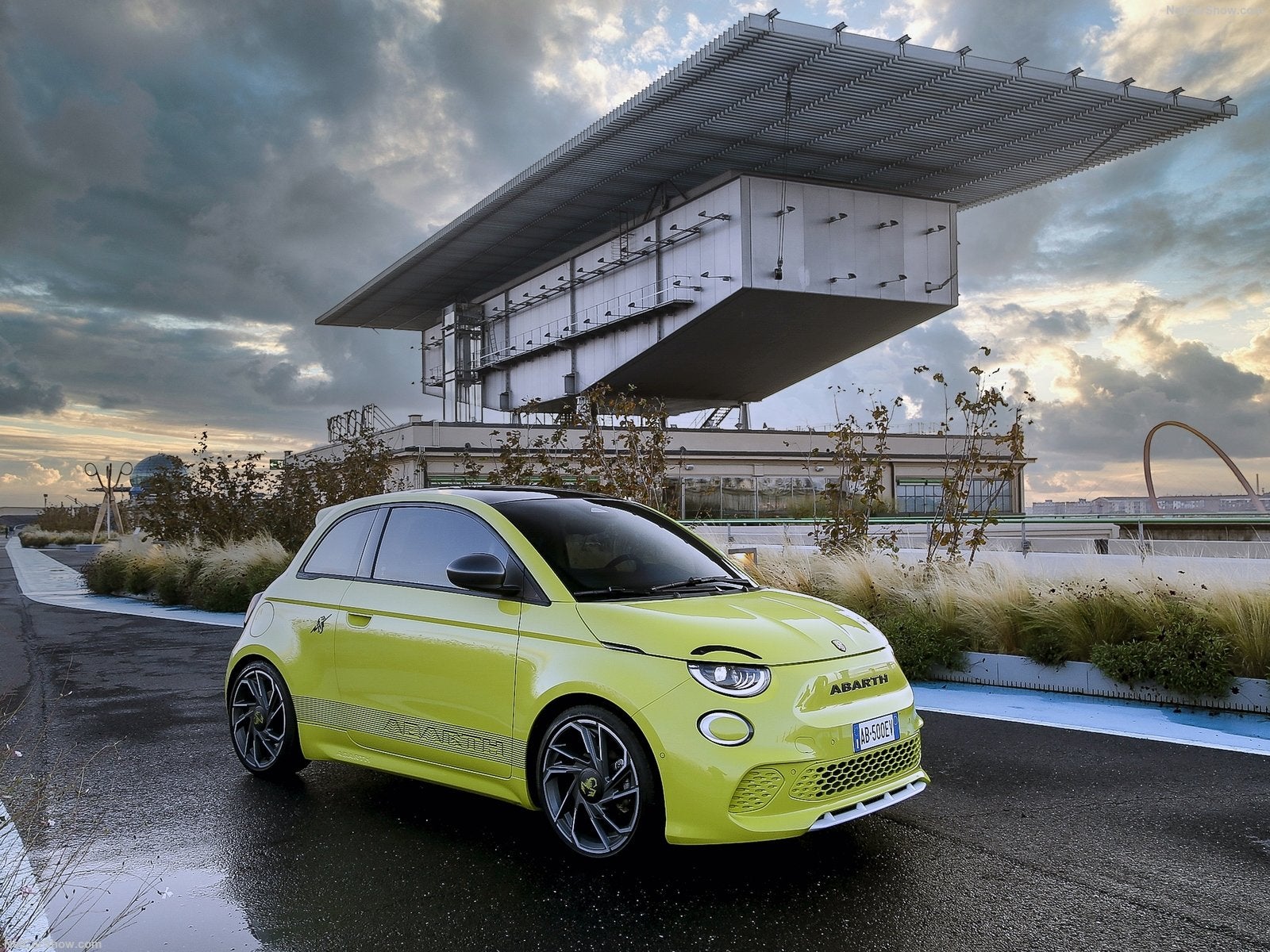 Abarth evoluciona con las tendencias. El 500 gana en dinamismo a costa de sacrificar su legendario rugido natural que se sustituye por un sonido enlatado que emite cuando circula. Pero la arquitectura eléctrica ofrece más prestaciones -con hasta 250 km de autonomía- y un estilo atrevido. Ya se pueden realizar pedidos para la versión limitada Scorpionissimo, se la que tan solo se entregarán 1.949 unidades.