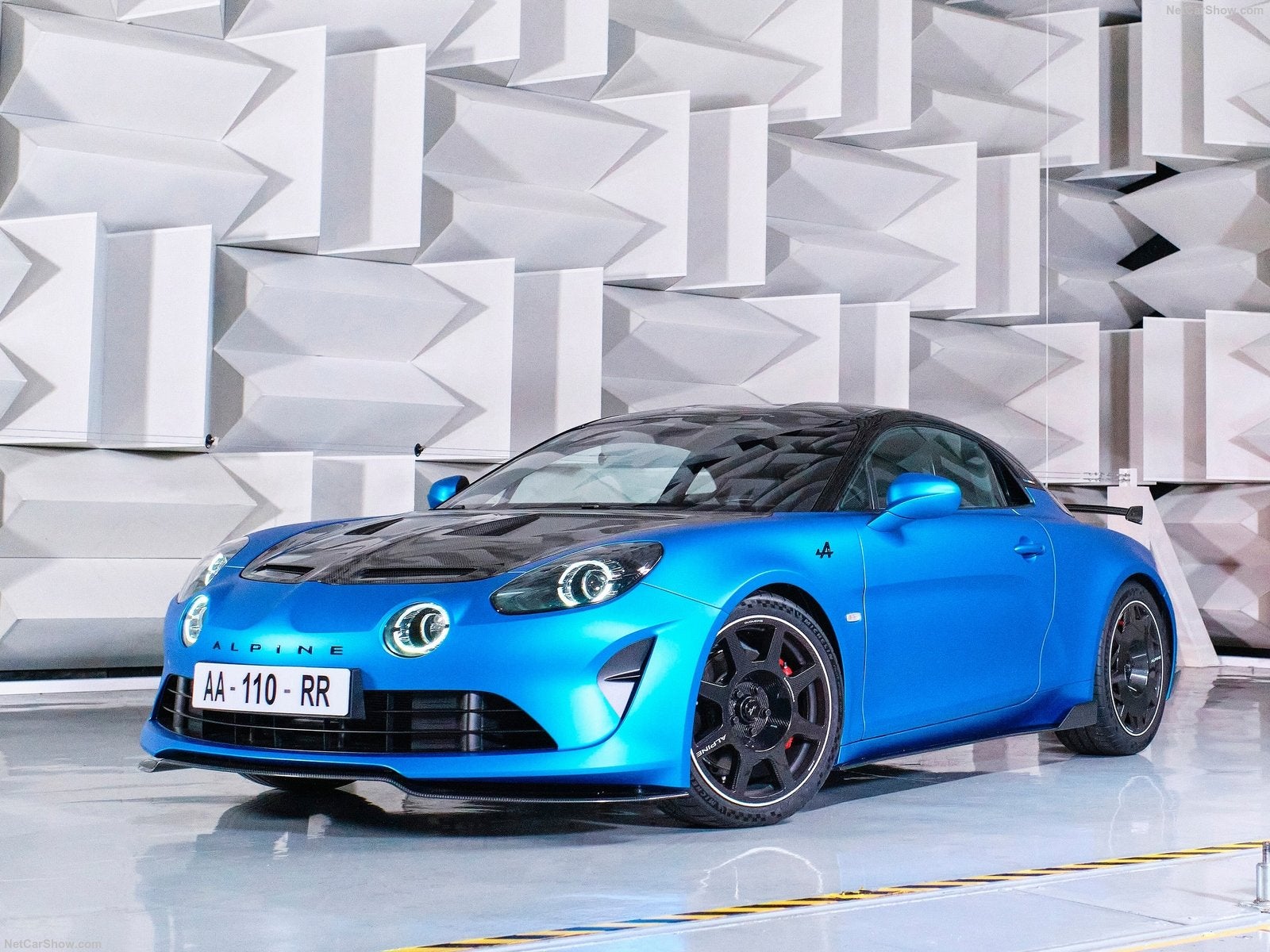 El A110 R es el Alpine más radical. Con respecto al resto de la gama, su peso se ha reducido 34 kg hasta los solo 1.082 y la aerodinámica también se ha retocado para mejorar el apoyo en el suelo. También piezas como el capó, la luneta trasera y el difusor, rediseñadas específicamente para esta versión, así como el chasis, contribuyen a que la experiencia de conducción sea más intensa que nunca.