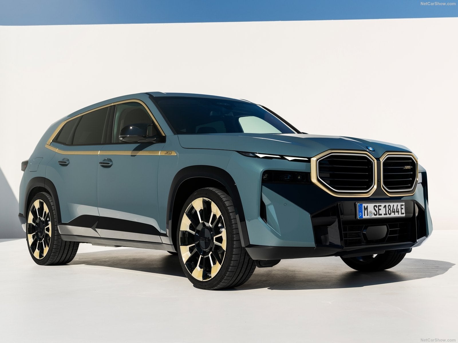 La división BMW M, con motivo de su 50 aniversario, lanza el BMW más potente de la historia del la marca. El XM es un SUV híbrido enchufable de dimensiones imponentes, diseño extravagante y extraordinarias prestaciones. Su batería de alta capacidad ofrece 88 km de autonomía en modo 100% eléctrico, la cual se puede recargar en 4 horas y 15 minutos.