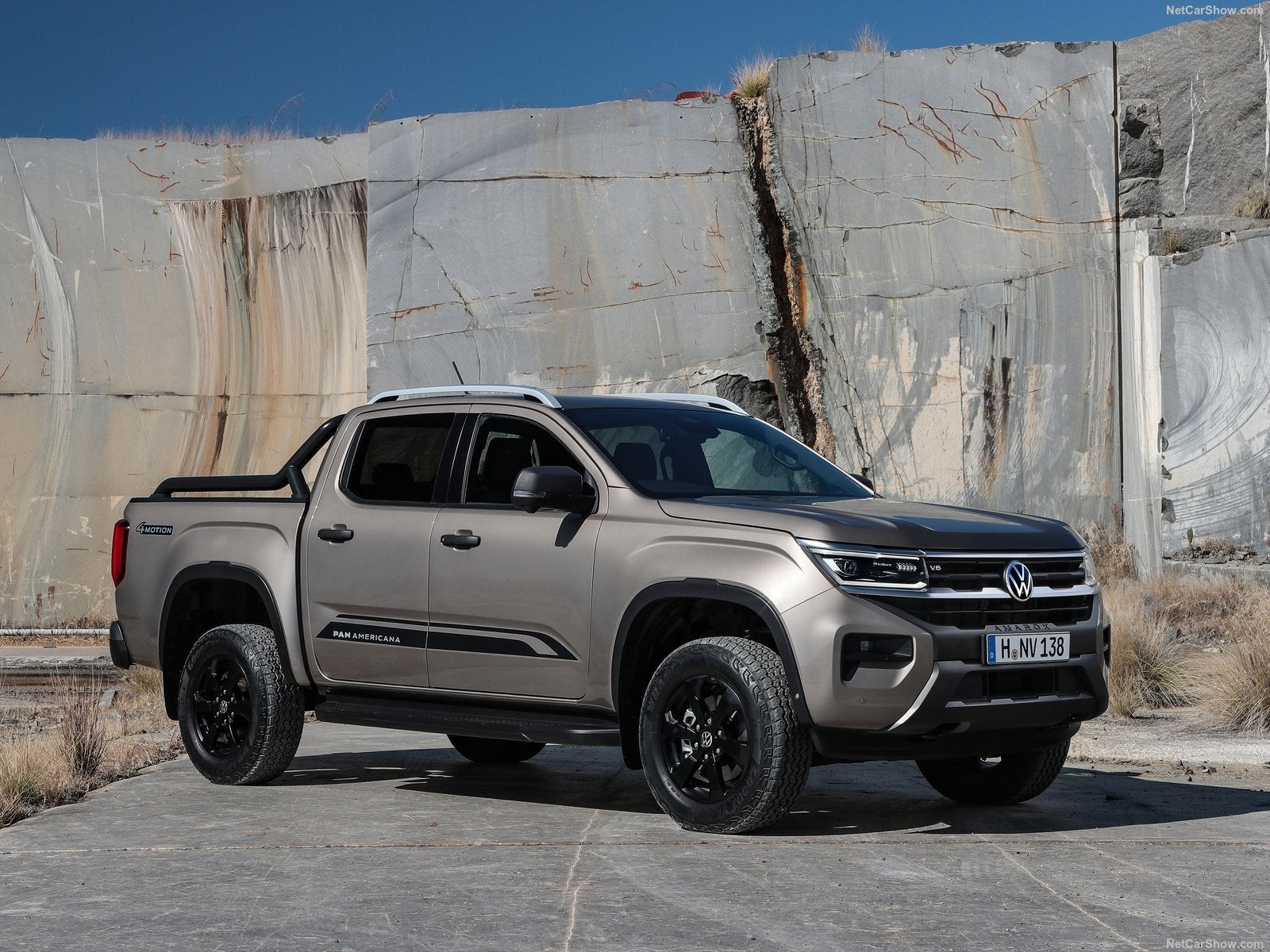 La segunda generación del pick-up Amarok es un modelo completamente nuevo. Ahora es más largo, espacioso, potente y con un interior de gran calidad y tecnológico. Se puede elegir con una cabina doble de cuatro puertas (DoubleCab) ó una cabina simple de dos puertas (SingleCab).