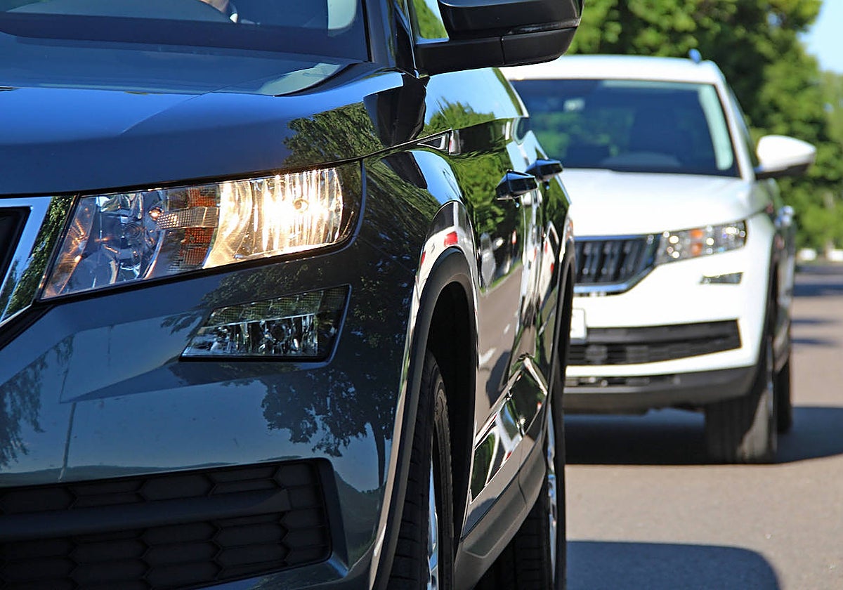 Vehículos circulando por una vía interurbana