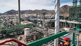 Así es la refinería española que convierte el CO2 en biocombustible