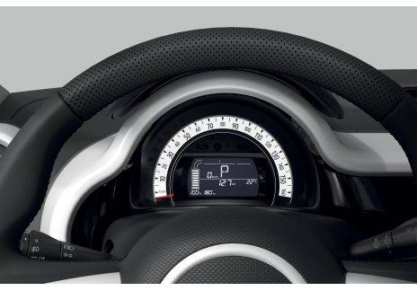 Además, su polivalencia de recarga permite recargarlo hasta cuatro veces más rápido que sus competidores en los bornes AC 22 kW, los más habituales presentes en el espacio público.