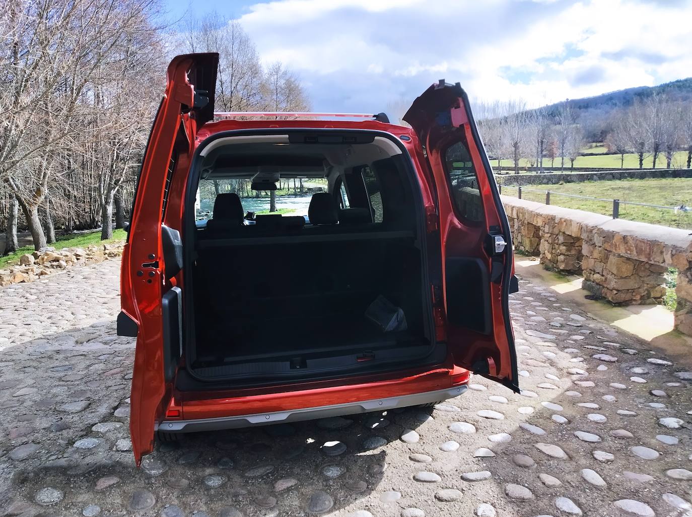 Un maletero generoso de 775 litros, en el top 3 de su categoría, extensible hasta 3500 litros con su gran piso plano