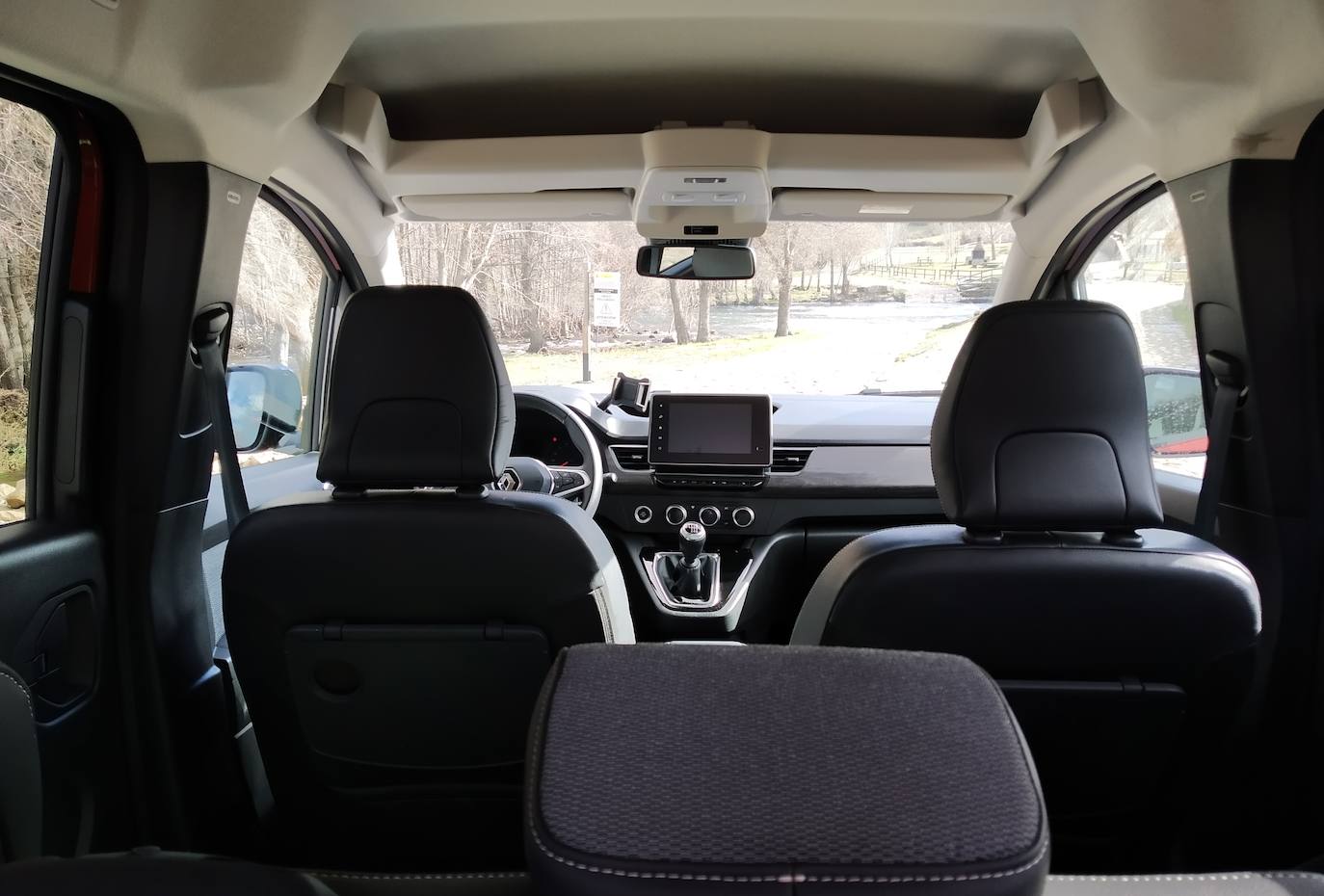 Dispone de más de 49 litros de compartimentos de almacenaje al alcance de la mano, incluido el cajón deslizante Easy Life