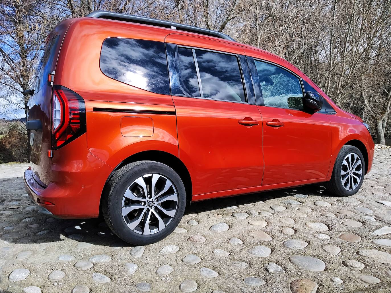 Espacioso y polivalente, propone hasta nueve colores de carrocería para personalizarlo como se desee. Aparece el Marrón Terracotta como color de lanzamiento. El modelo está disponible en cinco colores metalizados: Gris Highland, Negro Metalizado, Rojo Carmín, Gris Casiopea y, dentro de unos meses, el Azul Cavansita; Además, dos colores opacos: Gris Urbano y Blanco Mineral.