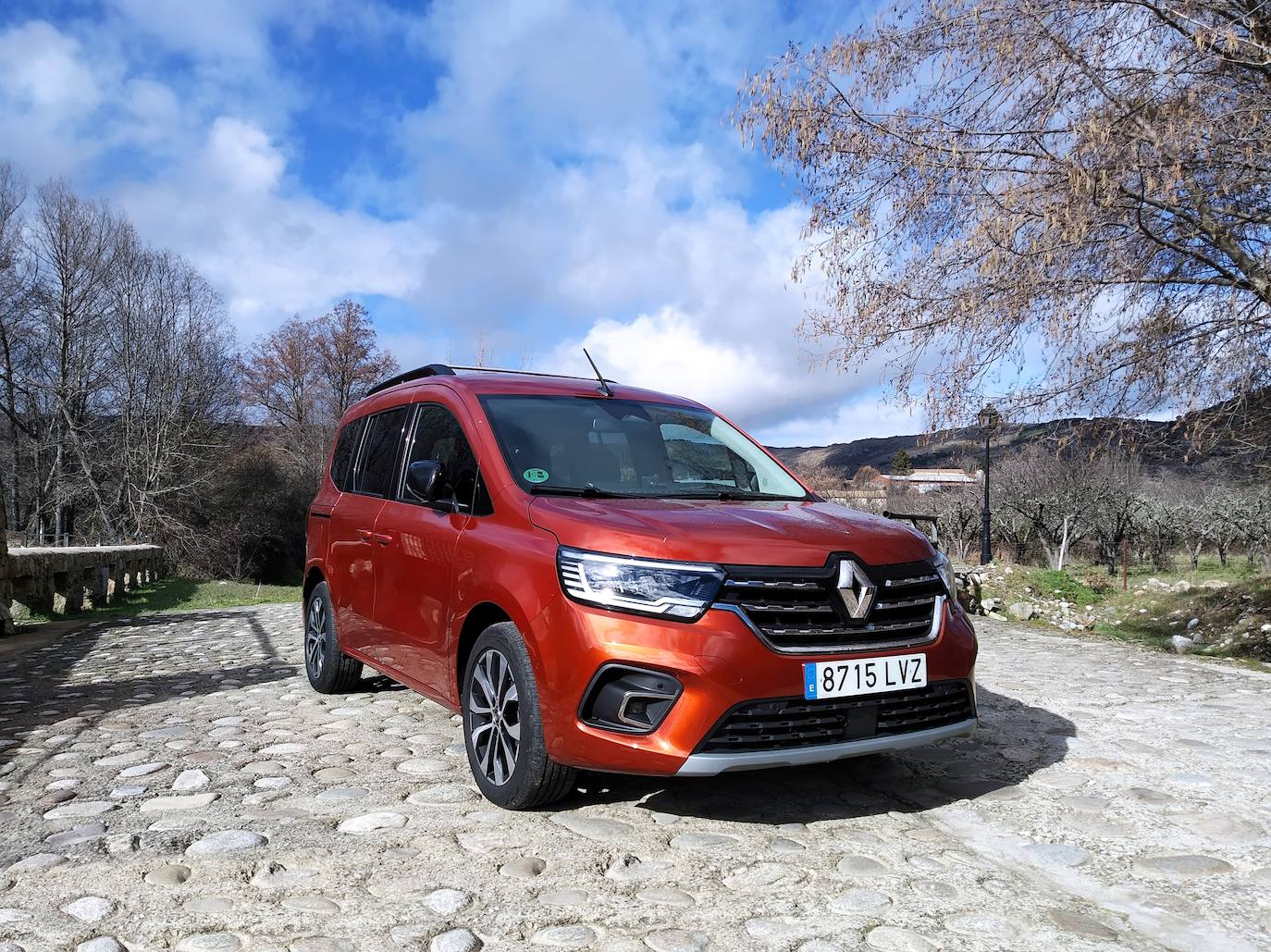 Su bandeja trasera puede colocarse a lo largo del respaldo de la segunda fila, permitiendo así una carga hasta el techo, y cuenta con una red de sujeción que afianza la misma para mayor seguridad de los ocupantes.