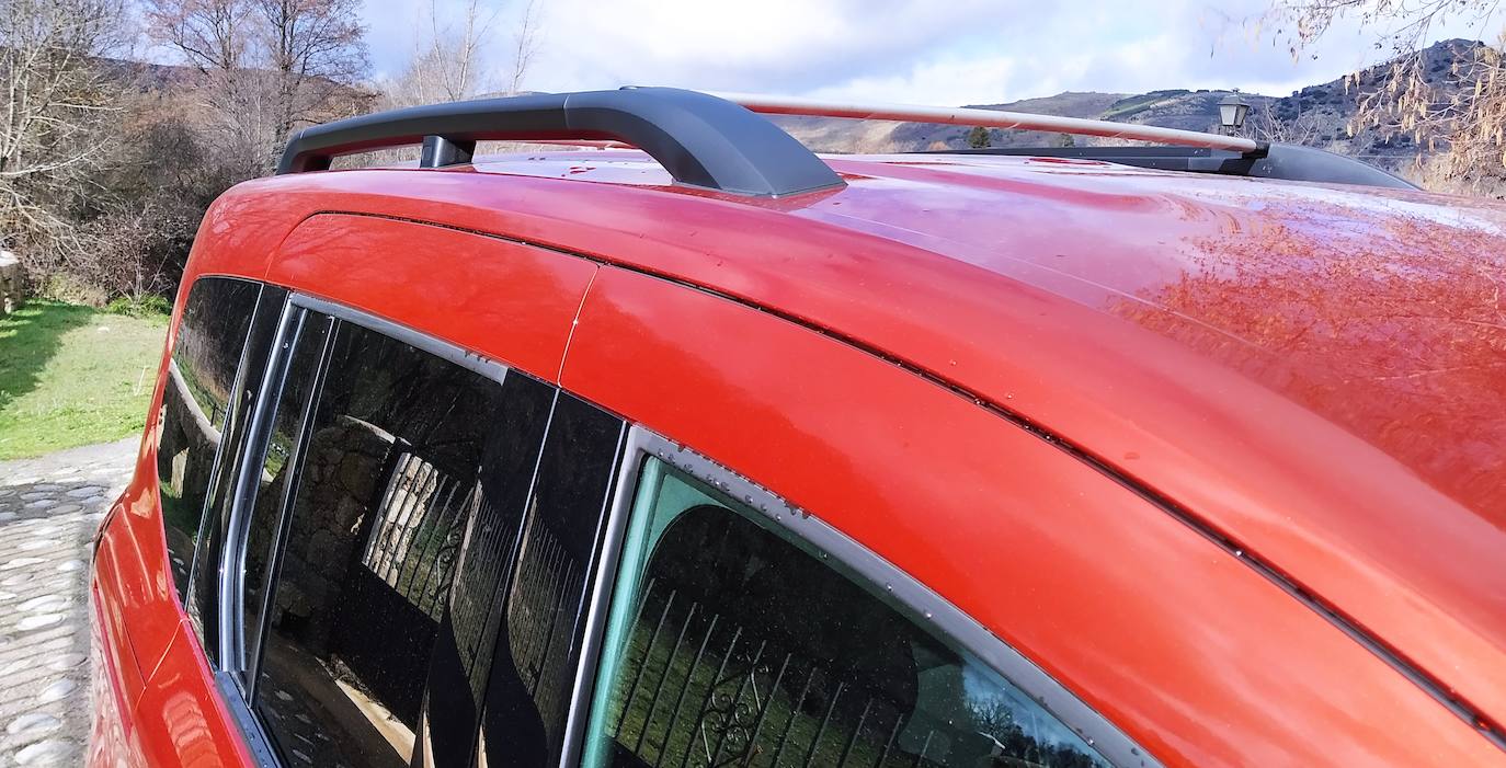 Equipado con novedosas barras de techo que se pueden manipular sin herramientas