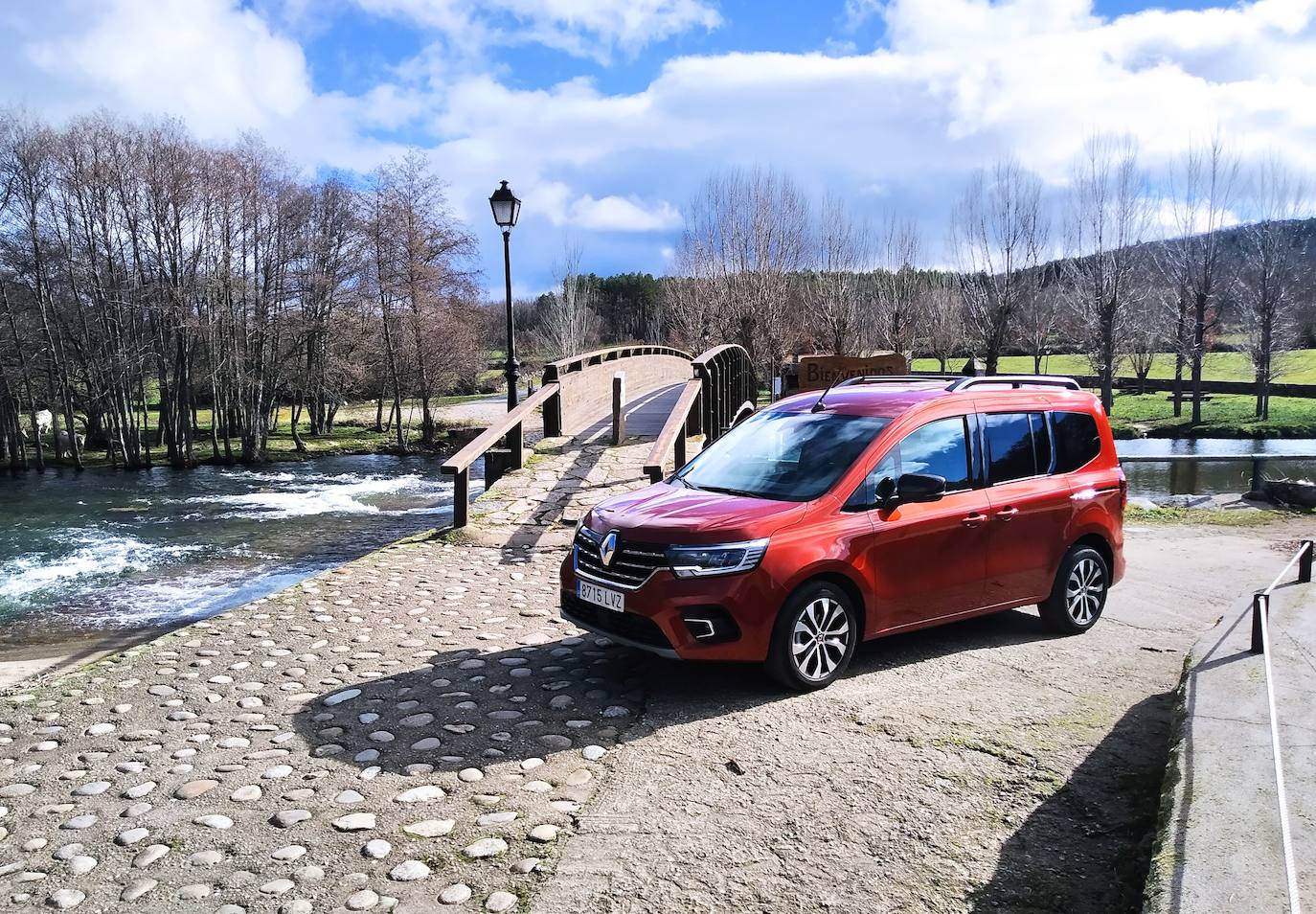 Kangoo Combi propone un cargador de inducción con una potencia de 15 W así como un soporte orientable para smartphone que se engancha a la izquierda o a la derecha del volante, adaptándose así a los conductores zurdos o diestros.